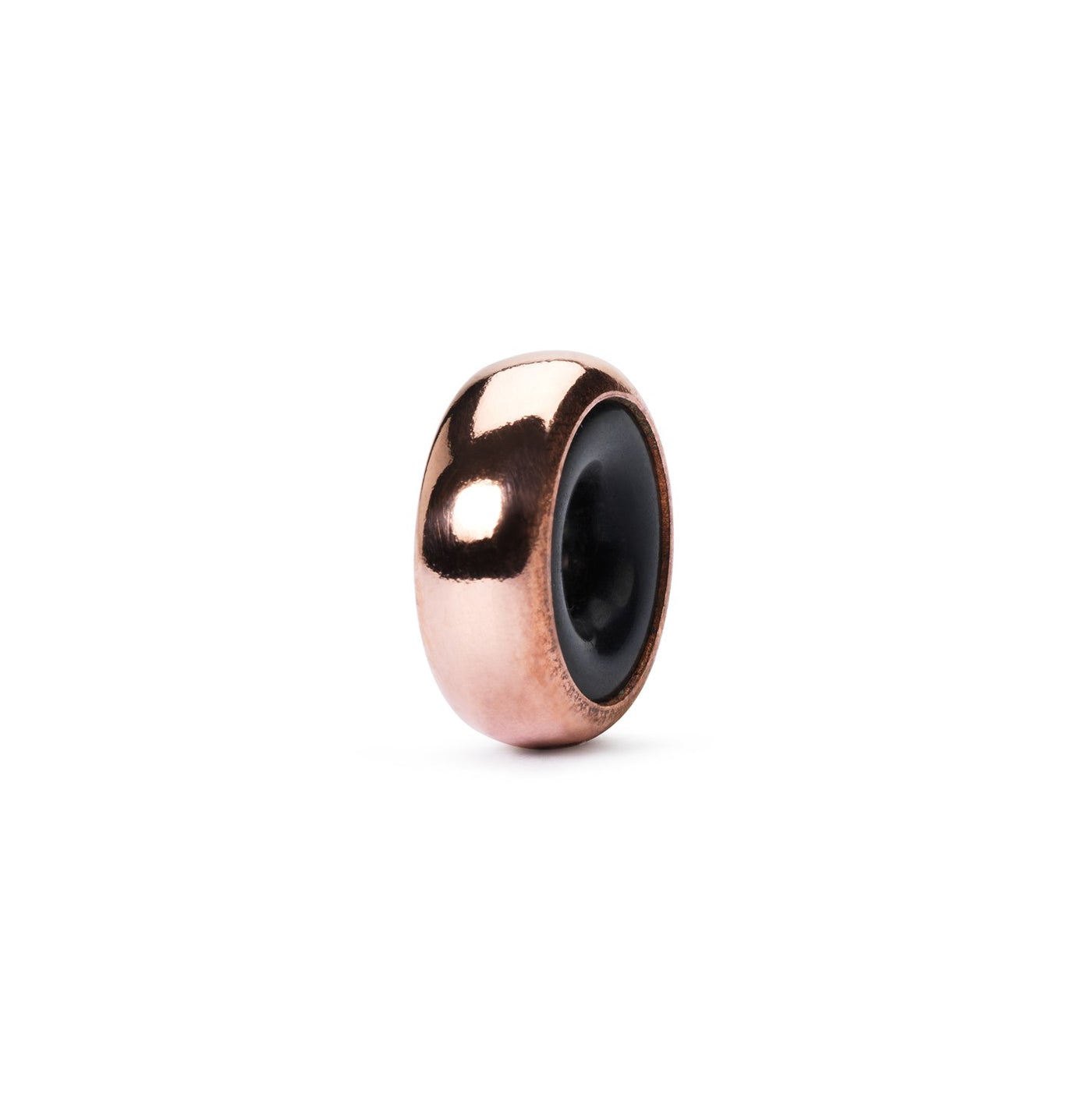 Simple spacer made of copper that contains rubber inside to prevent beads from rolling of your bracelet. Providing a warm and rustic touch to your Trollbeads jewelry.