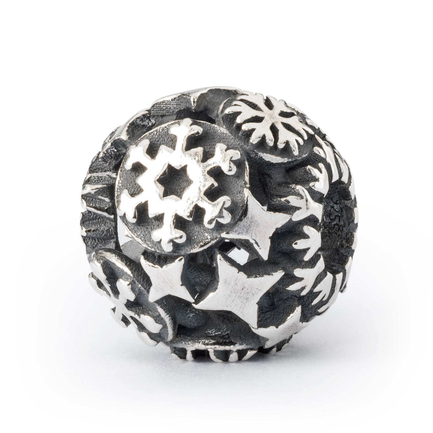 Silver 'Snow Kisses' bead featuring intricate snowflake designs, symbolizing the beauty and magic of winter.