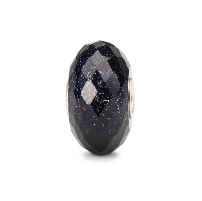 The Ocean Reflection bead is made of glass and contains a silver core. This bead has a special, glittering blue color and multi-faceted surface.