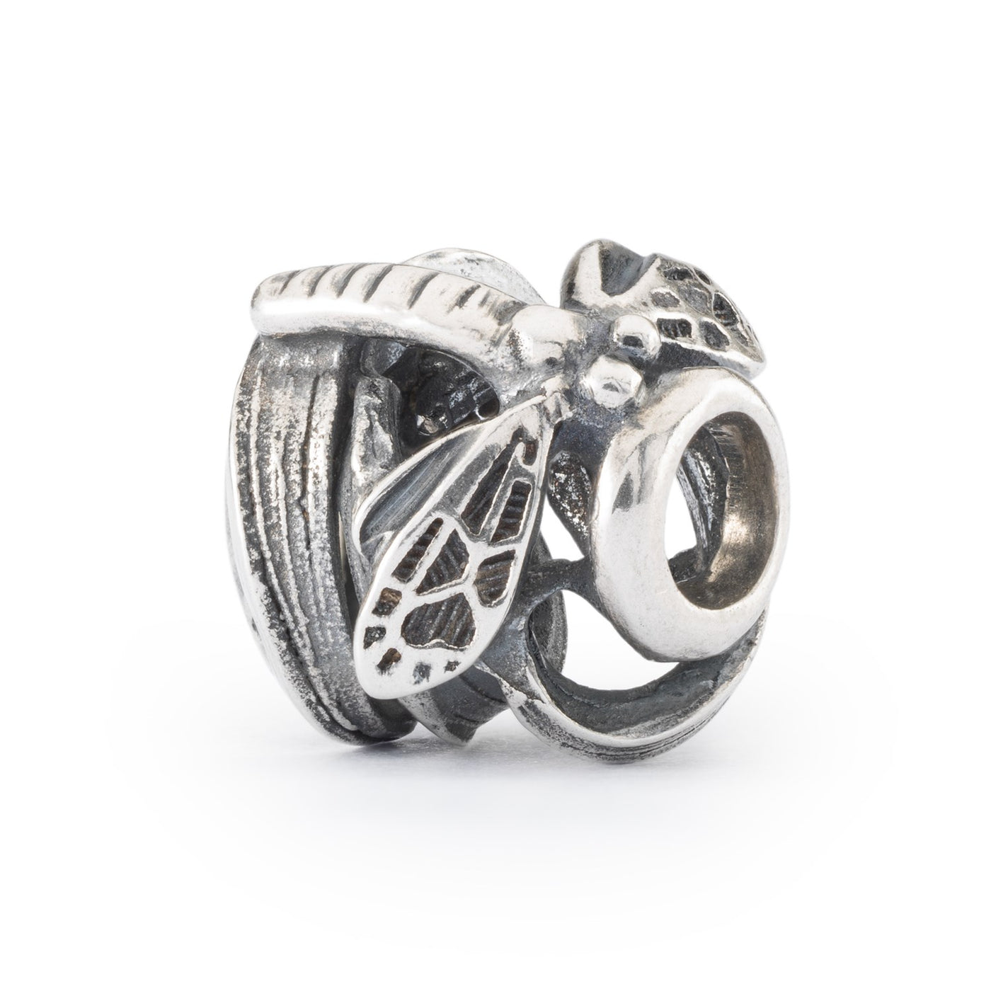 Enchanting Dragonfly is a sterling silver bead with a charming dragonfly design, symbolizing transformation and new perspectives, for your Trollbeads jewelry.