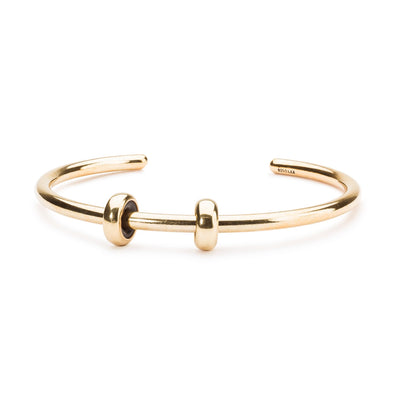 Gold-plated bangle with two gold spacers, adding a touch of luxury and classical touch to your Trollbeads bracelet.