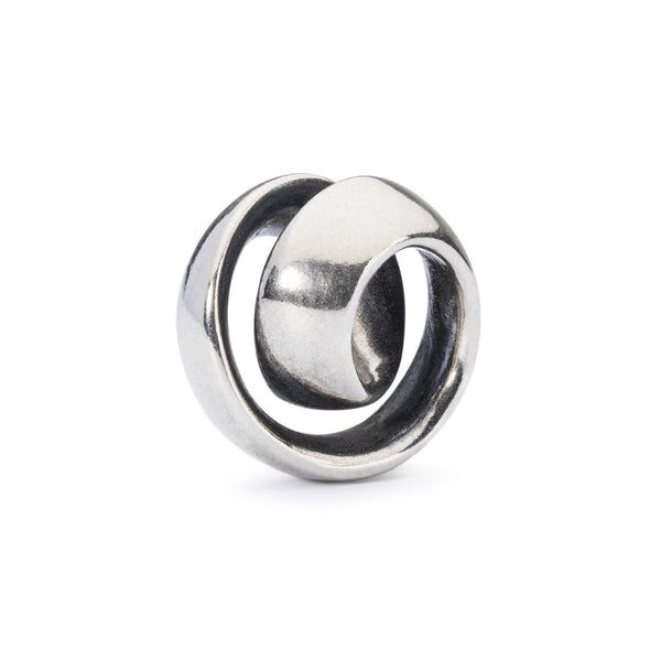 Trollbeads Neverending Bead - a sterling silver bead with a minimalistic twisted design, symbolizing continuity and infinite possibilities.
