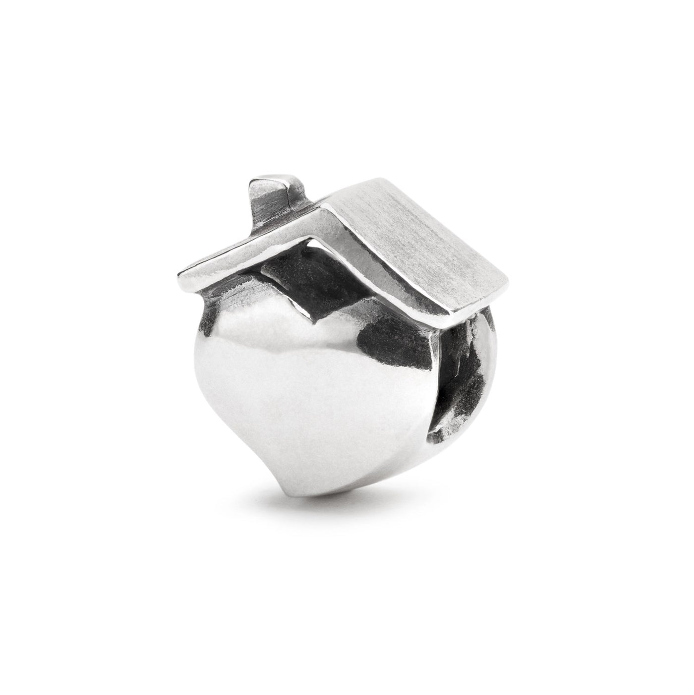 The Home Bead features a cute little heart with a roof on top, resembling a home. Entirely made of silver, the perfect addition to take home with you, wherever you are.