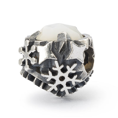 Bead that combines silver engravings of snowflakes and stars surronding a pearl in the middle that represents a snowball. Symbolizing the joy and magic of winter.